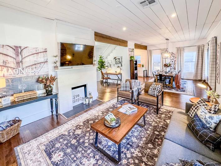 Vacation rental for 10 people, with yard and balcony, kid friendly in Waco