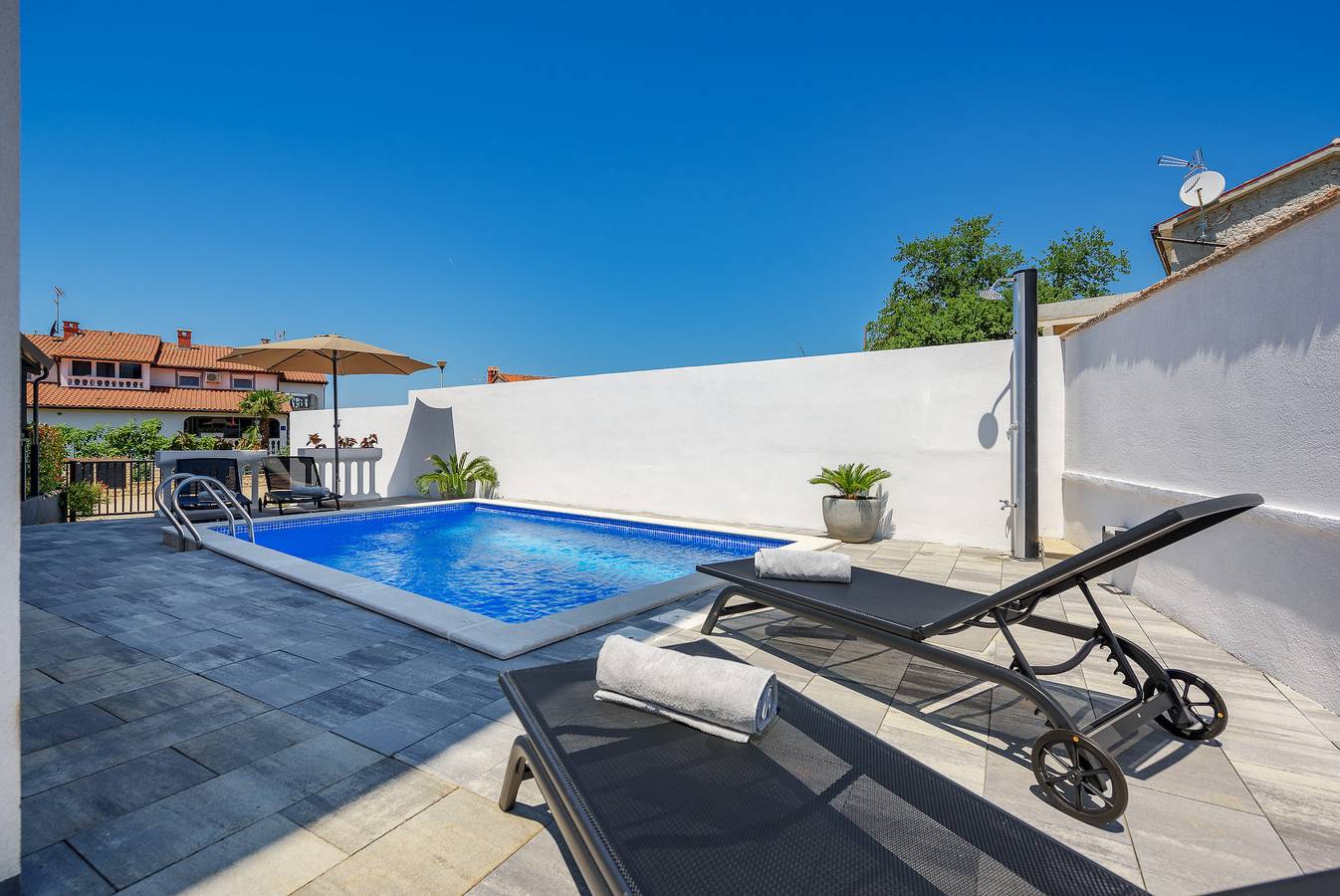 Ganze Wohnung, Apartment Vedran with heated pool, in  Porec in Kukci, Porec und Umgebung