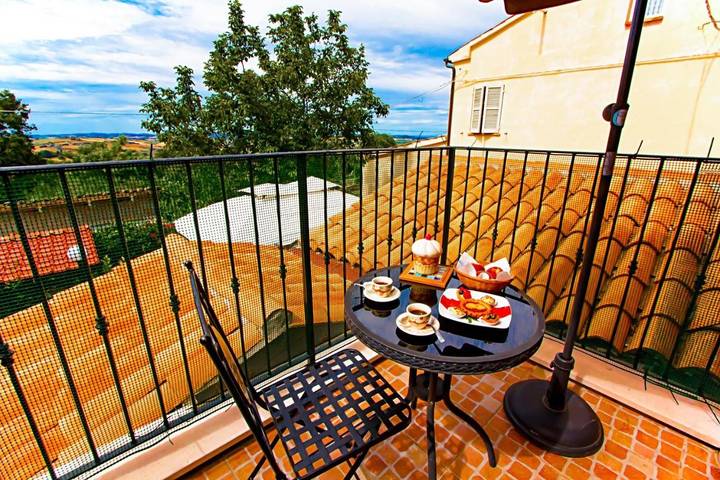 Location de vacances pour 2 personnes, avec Terrasse et Jacuzzi ainsi que Jardin et Sauna à Cartoceto