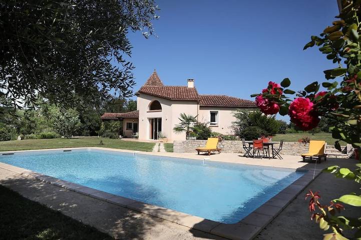 Location de vacances pour 8 personnes, avec jardin à Parnac (Lot)
