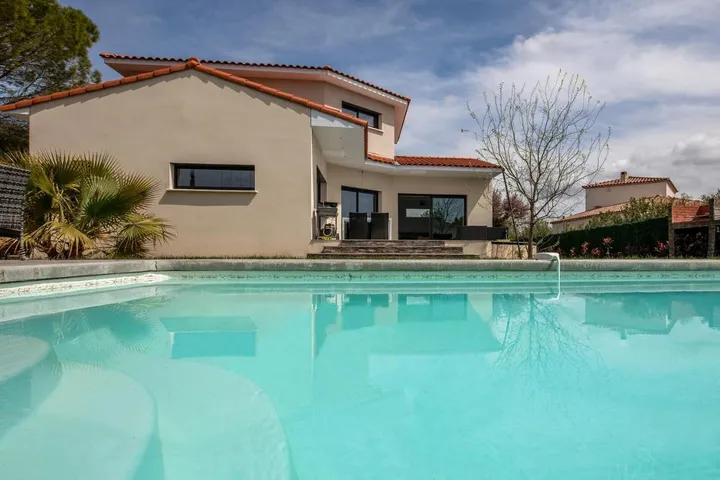 Chalet para 7 personas, con jardín además de piscina y jacuzzi - 1