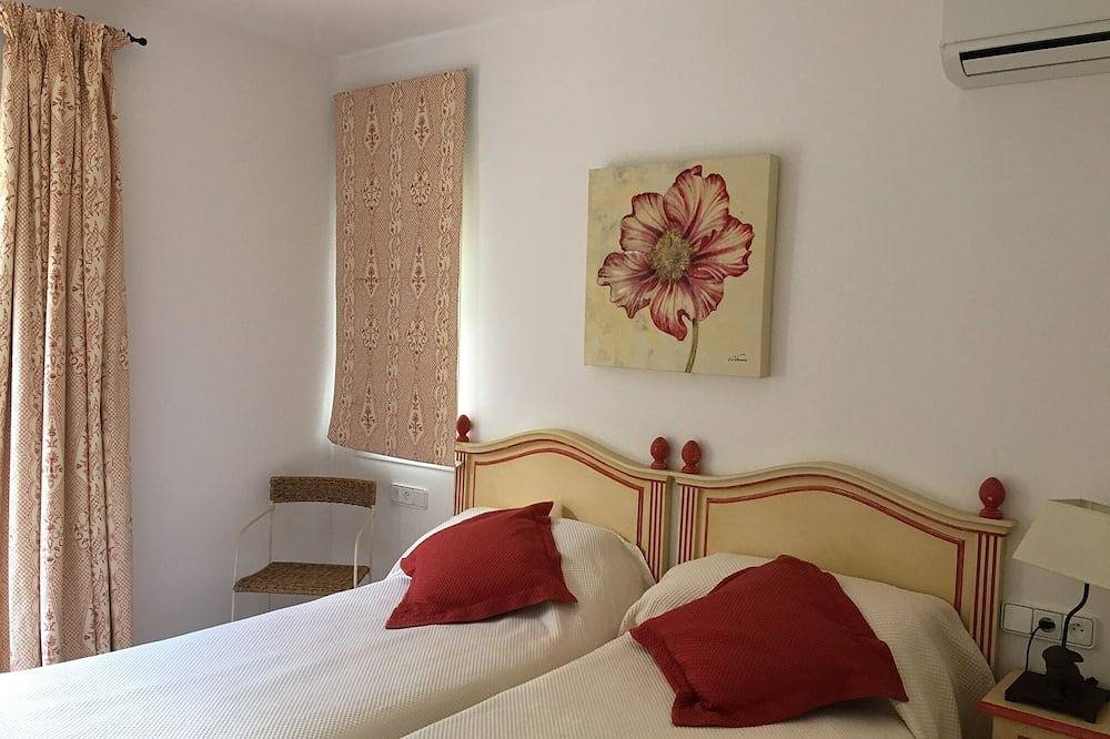 3 dormitorios, 3 baños, piscina privada climatizada, zona ajardinada y vistas al campo de golf. in Sotogrande, San Roque