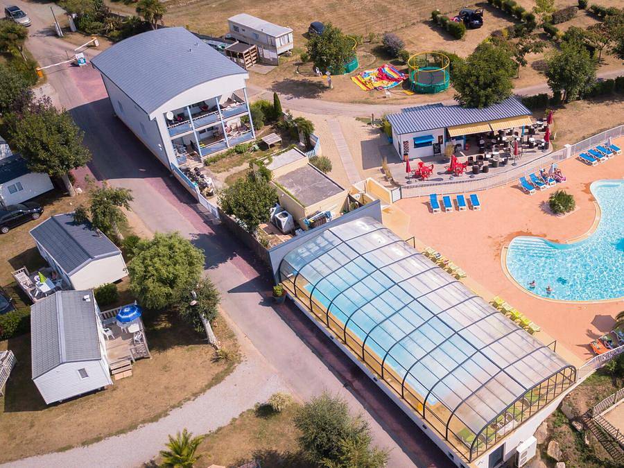 Camping Le Helles  - Mobilhome 4 personnes - Mobil-home | Premium | 2 Ch. | 4 Pers. | Terrasse surélevée | 2 Sdb | Tv in Combrit, Côte de Cornouaille
