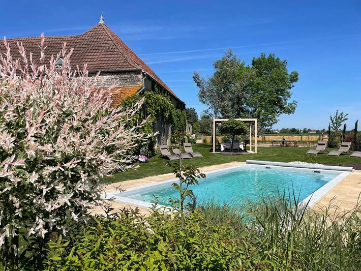 Location de vacances pour 8 personnes, avec Terrasse et Jardin ainsi que Piscine et Vue à Corcelles-les-Arts