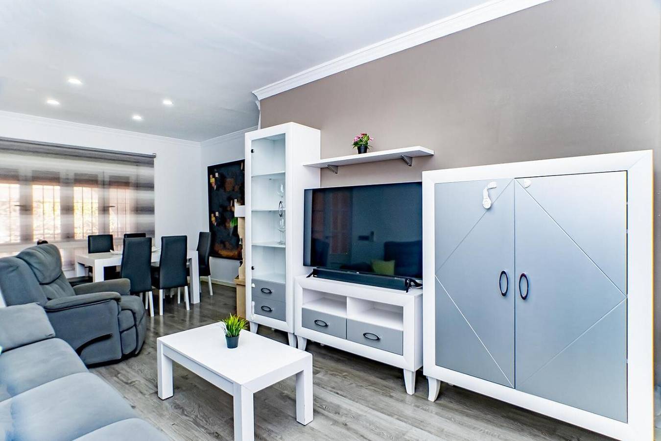 Villa 'Daniela' with Shared Pool, Wi-Fi and Air Conditioning in Retamar, Almería