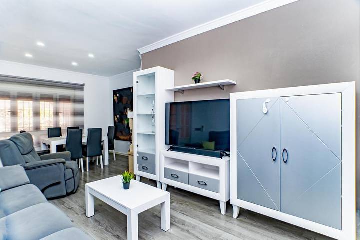 Villa „Daniela“ mit Gemeinschaftspool, Wlan und Klimaanlage in Retamar, Almería