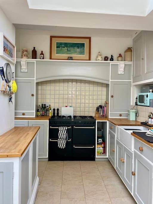 Lovely Charmouth cottage with log fire & garden close to beach in Charmouth, Dorset