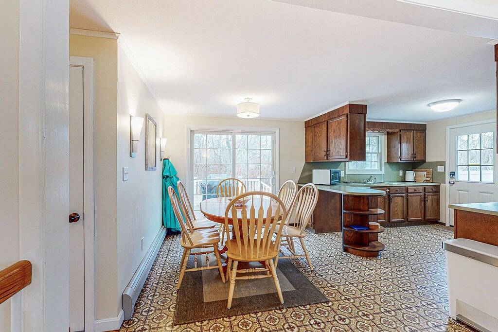 Charming ranch home with fast Wifi, central air conditioning, & a washer/dryer in East Harwich, Harwich