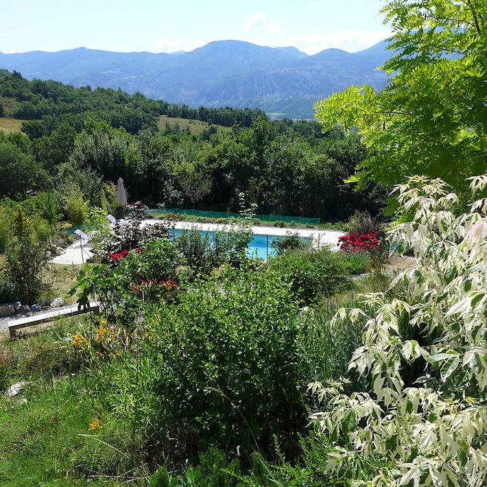 Gîte pour 6 personnes, avec piscine ainsi que terrasse et jardin à Lardier-et-Valença