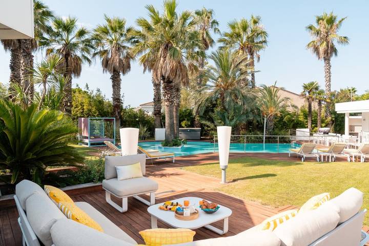 Villa for 16 people, with garden and hot tub as well as pool, child-friendly in Agde