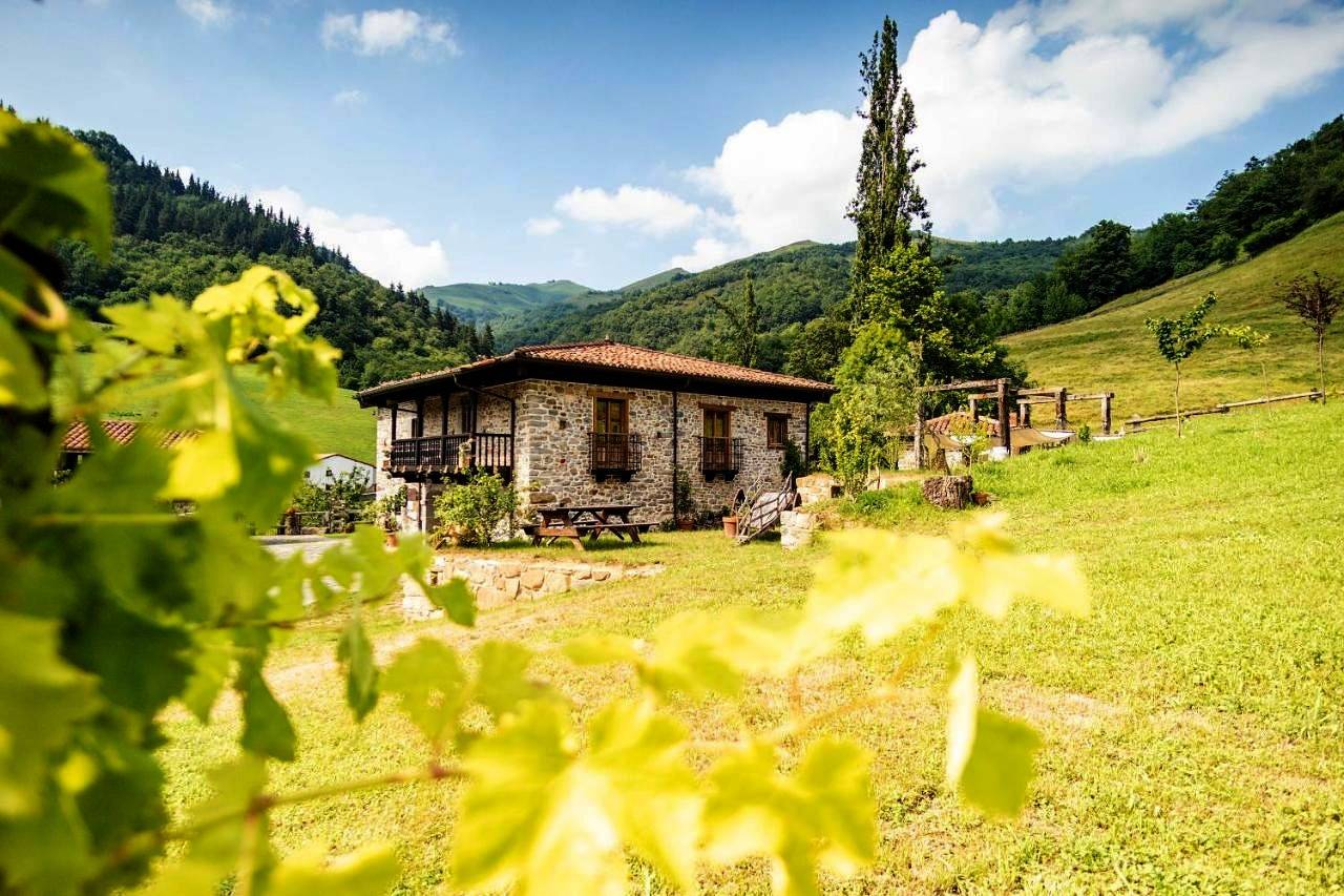 Casona de El Castañíu in Aller, Cordillera Cantábrica