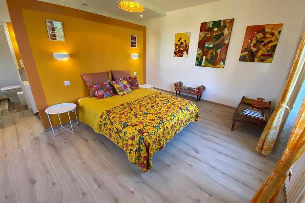 The colors of Commarin Chambre Jaune in Commarin, Beaune region