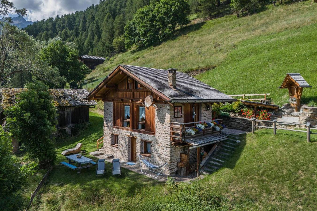 Chalet 'Baita Mas Sternai Nel Parco' mit Bergblick, privatem Garten und Wlan in Rabbi, Nationalpark Stilfser Joch
