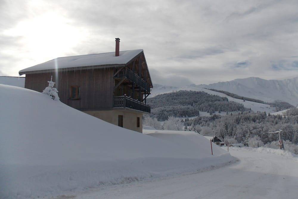 Chalet tout confort avec vue splendide sur la vallée. in La Morte, Parc national des Écrins