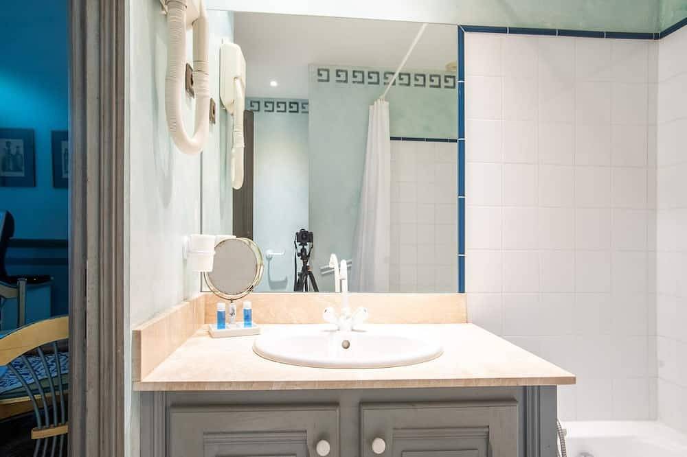 Entire apartment, Villa in Grimaud near Tennis Court & Pool in Montbrun-les-Bains, Nyons region