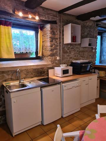 Gîte pour 2 personnes, avec jardin à Theix
