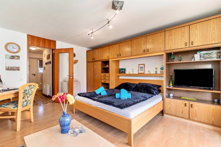Entire studio, Studio Apartment "Studti 134" with Mountain View, Balcony & Wi-Fi in Beuren, Albsteig Stage 9
