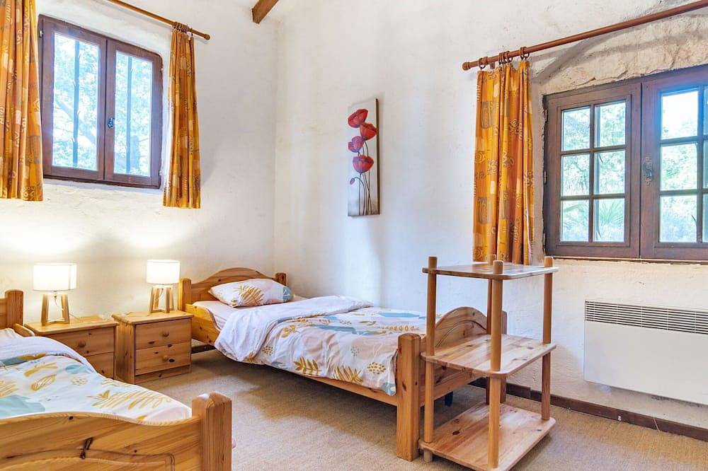 Beautiful private villa for 8 guests with private pool, Wifi, Tv, terrace, pets allowed and park... in Flassans-sur-Issole, Brignoles region