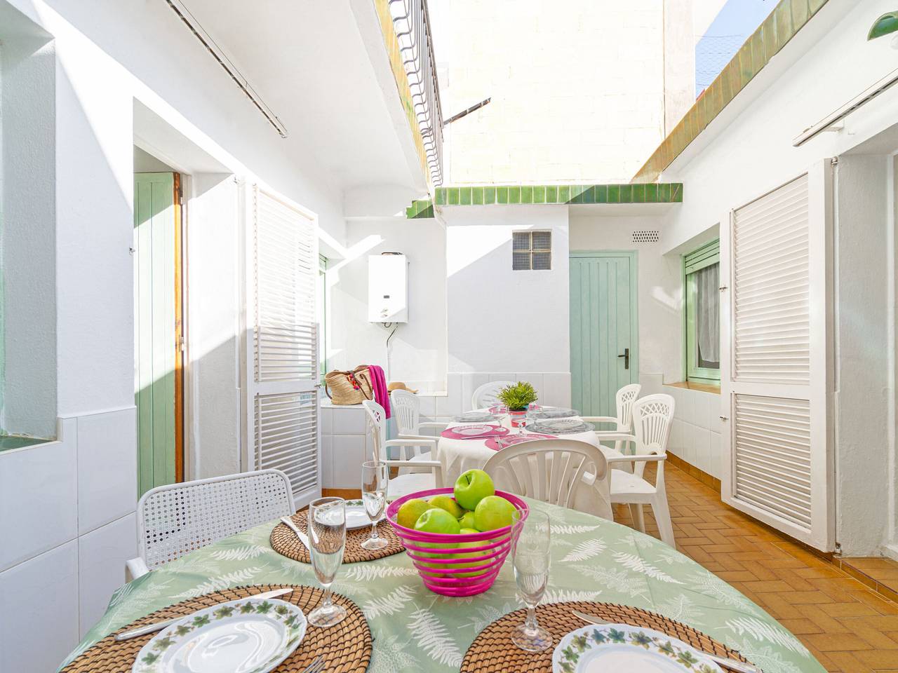 Apartamento entero, Apartamento céntrico en Rosas para 9 personas, con patio y lavadora, a 350m de la playa in Roses Centre, Roses