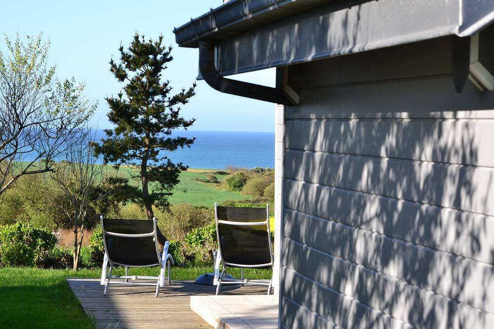 Chalet overlooking Audierne Bay with wooded garden, in Plozévet, Côte de Cornouaille