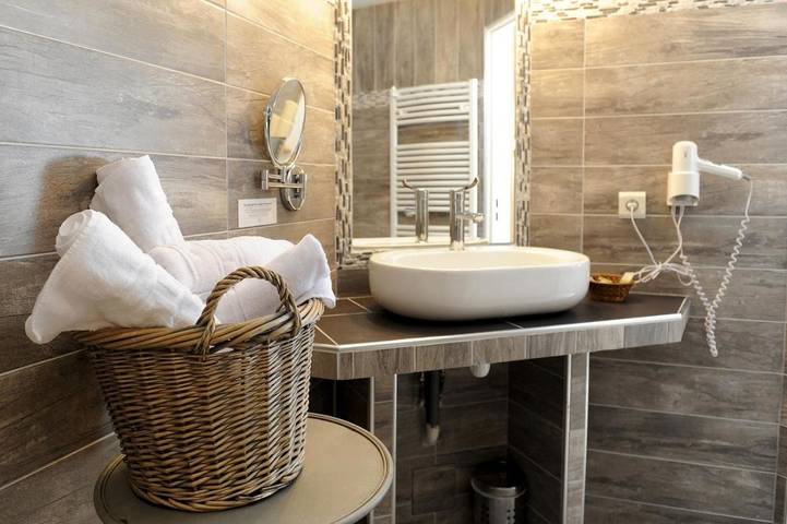 Hôtel pour 3 personnes, avec piscine et jardin à Viscos - 2