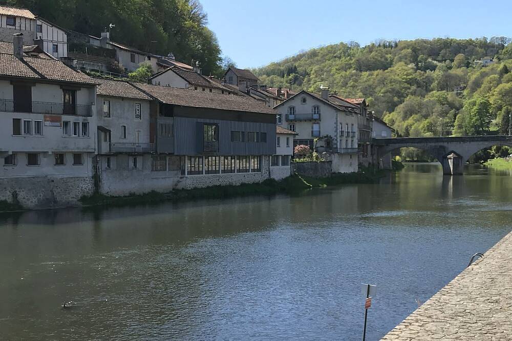 Appartement entier, Petit Hôtel Rural au bord de la Cère in Laroquebrou, Région d'Aurillac