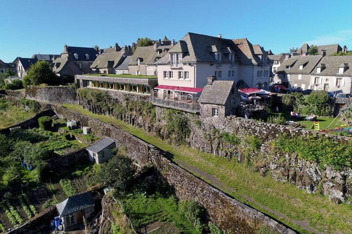 Hôtel pour 2 personnes, avec jardin ainsi que sauna et jacuzzi, animaux acceptés à Salers (Cantal) - 2