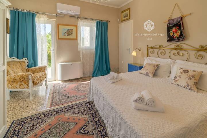 Villa per gruppi, accesso privato alla spiaggia, grande giardino ed area giochi. in Lido Spinasanta, Scicli
