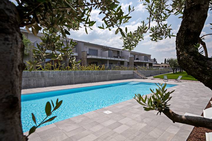 Apartamento entero, Regarda - Casa Erika con grande terrazza, piscina, wifi in Lazise, Montañas Garda
