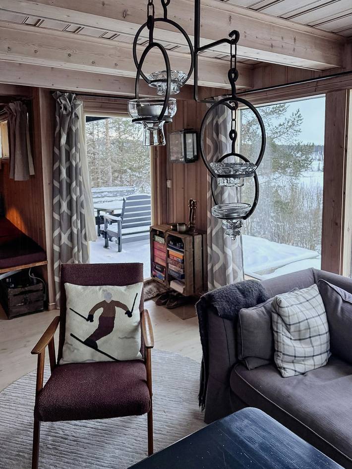 Handgefertigte Hütte am See auf dem Golsfjellet in Gol