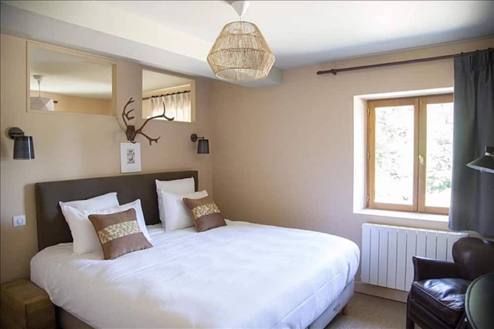 Domaine de Maffliers apartment for up to 8 people. Large Tribe option available in Maffliers, Val-d'Oise