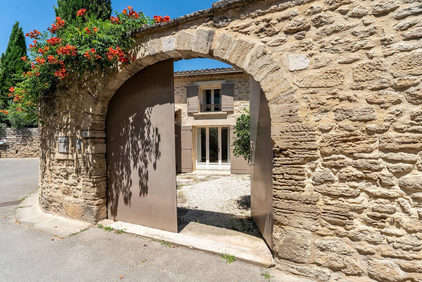 ‘Le Mazet en Provence de Cabrières-d’Avignon Gordes Luberon’ with Terrace, Private Garden & Wi-Fi in Cabrières-d'Avignon, Parc naturel régional du Luberon