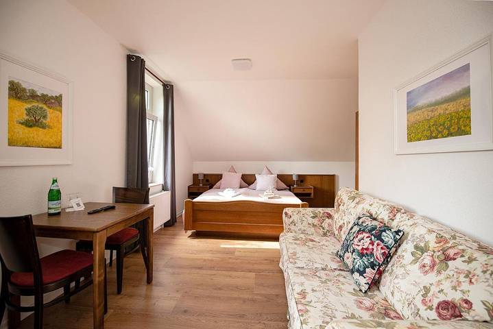 Hotel, mit Garten