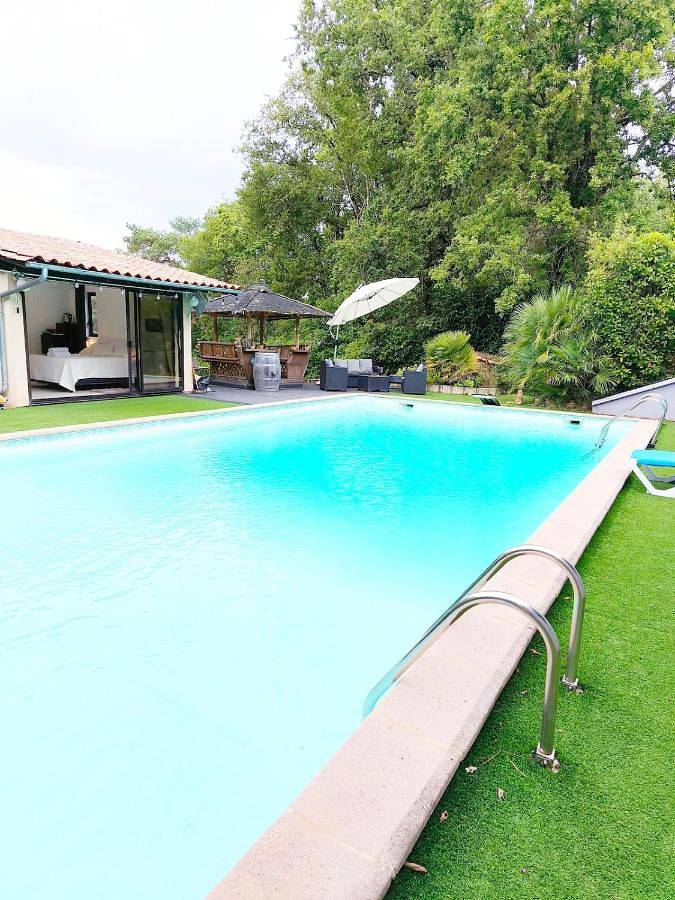 Gîte pour 2 personnes, avec Balcon et Terrasse ainsi que Jardin et Piscine à Coulounieix-Chamiers