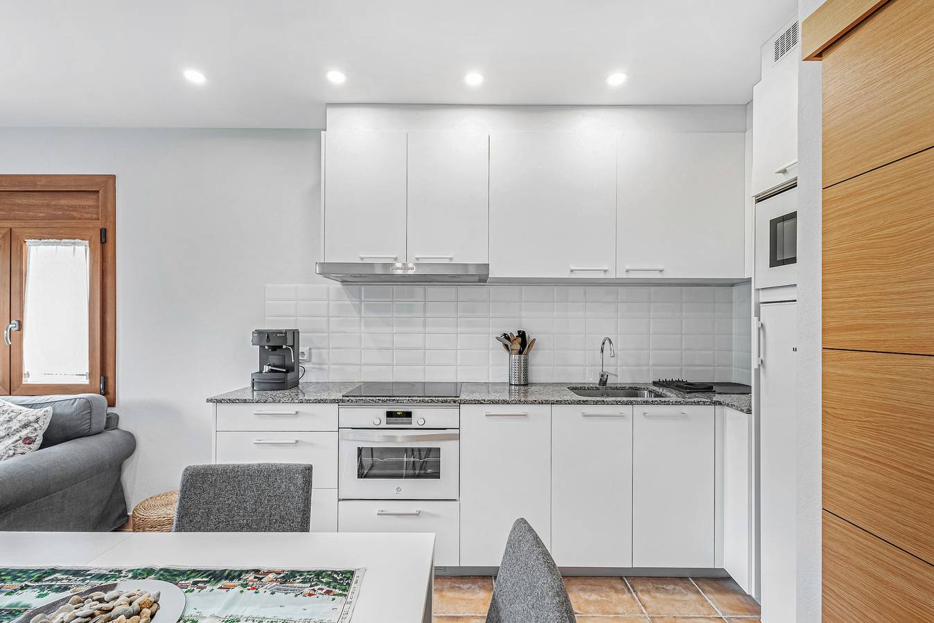 Apartamento entero, Apartamento 'Cal Ton' con vistas a la montaña, jardín compartido y aire acondicionado. in San Quirico Safaja, Interior de Barcelona