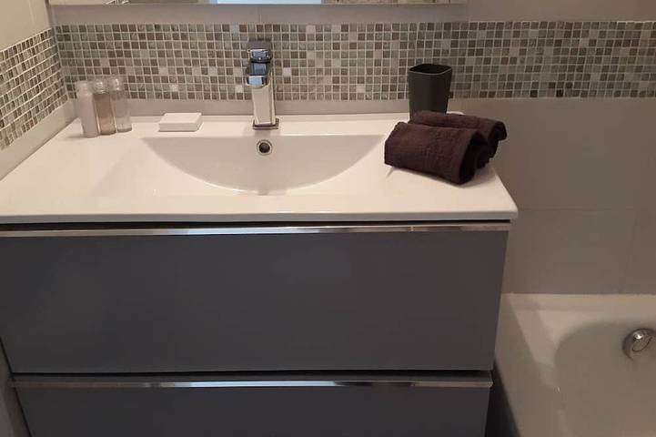 Appartement entier, La plage à 1 minute à pied, superbe  vue mer,parking privé, terrasse. in Cannes La Bocca, Cannes