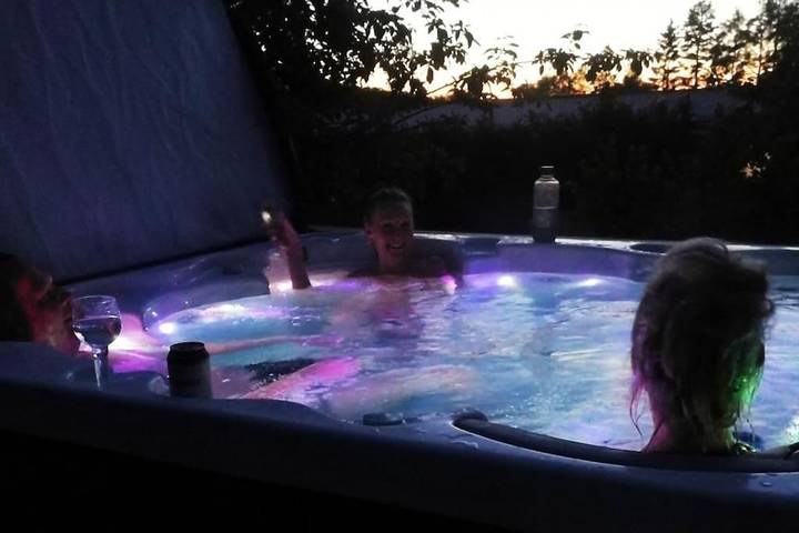 Villa för 6 Personer, med terass samt bubbelpool och trädgård och bastu i Nådendal