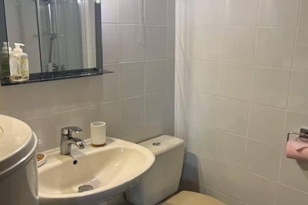 Chambre d'hôte in a green pigeon house at the foot of Monflanquin in Monflanquin, Villeneuve-sur-Lot region