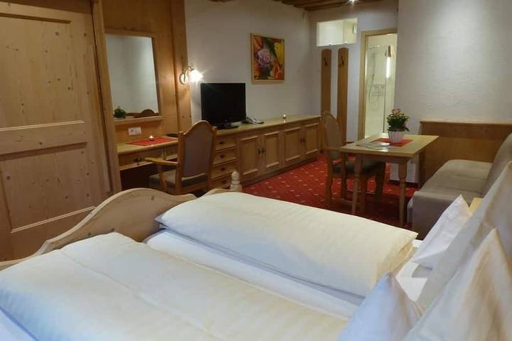 Dreibettzimmer \"Holzleiten\" mit Süd und Westbalkon - Pension Alpenhof - in Obsteig, Bezirk Imst