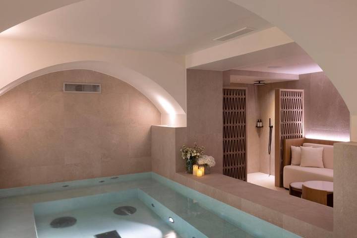 Hôtel pour 2 personnes, avec balcon ainsi que piscine et sauna