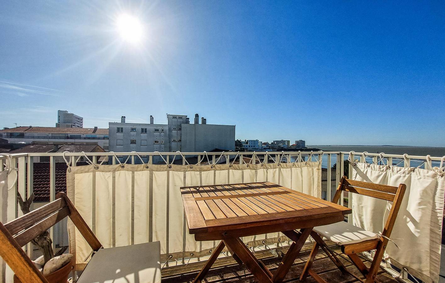Ganze Ferienwohnung, Apartment mit Meerblick, WLAN, Parkplatz und Waschmaschine – 1,5 km zum Strand in Pontaillac, Royan