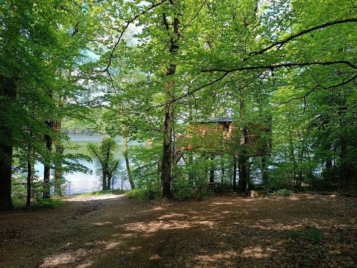 Camping pour 4 personnes, avec jardin et vue sur le lac ainsi que terrasse et vue dans le Cantal - 2