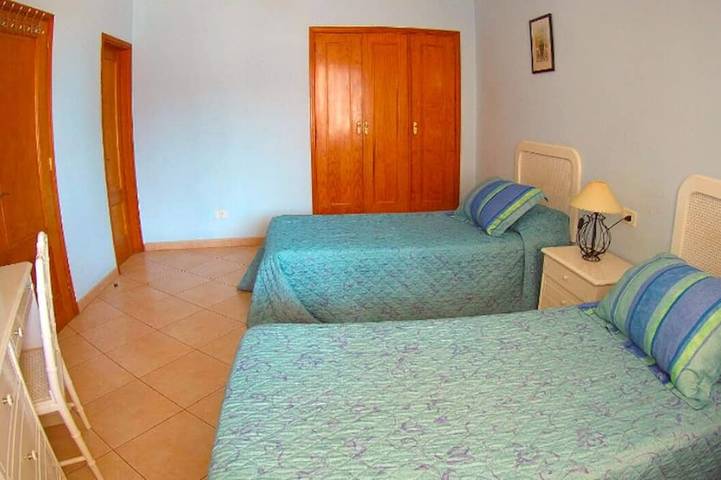Apartamento entero, Apartamento de 2 dormitorios con piscina climatizada cerca del golf y todas las comodidades in Los Cristianos, Arona 