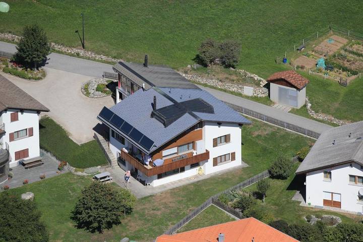 Ferienwohnung für 4 Personen, mit Terrasse und Garten sowie Ausblick in Disentis