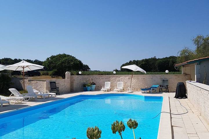 Location de vacances pour 8 personnes, avec Jardin et Piscine à Saint-Pierre-d'Amilly