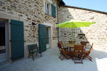 Gîte pour 6 personnes, avec terrasse et jardin à Châteauneuf-la-Forêt