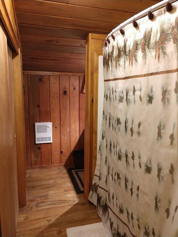 Hütte im Wald in der Nähe von Yosemite in Madera County