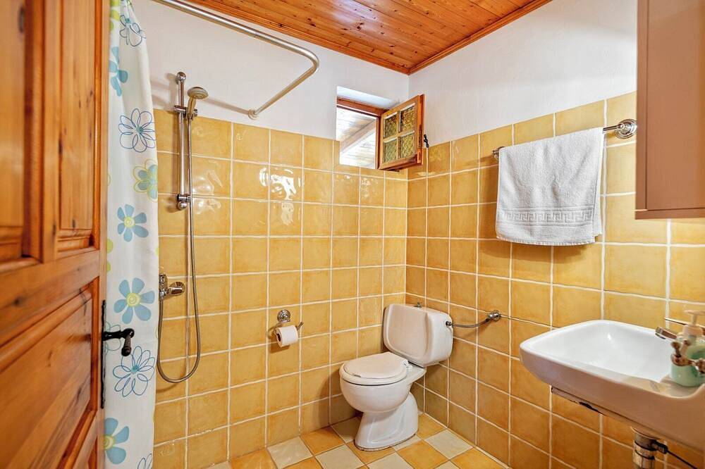 Self catered Daphnes cottage #1 with large veranda and garden near the beach. in Vasilikos, Zante
