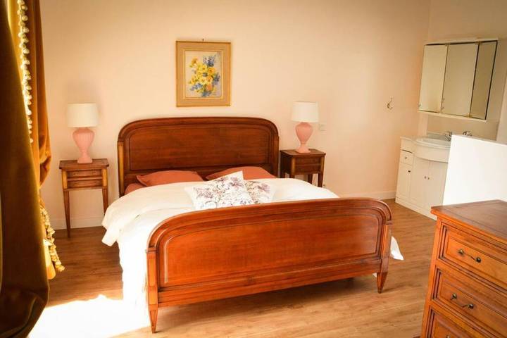 Location de vacances pour 18 personnes, avec jardin et vue ainsi que piscine et balcon à Langoëlan - 2