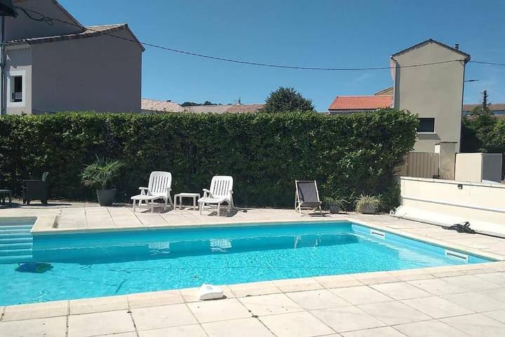 Location de vacances pour 10 personnes, avec Balcon et Terrasse ainsi que Jardin et Piscine à Le Teil